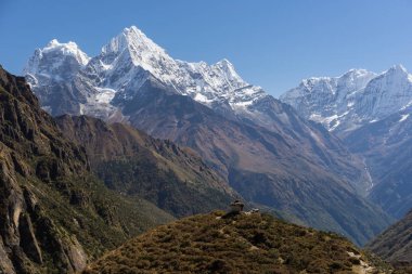 Thamserku Dağı, Everest bölgesi, Nepa önünde beyaz stupa