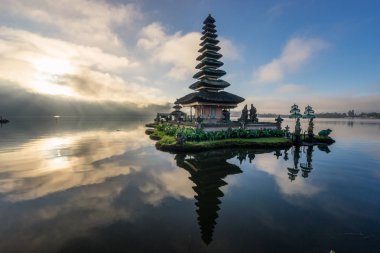 Pura Ulun Danu Bratan Tapınağı ve yansıma, Bali dönüm noktası olduğunu