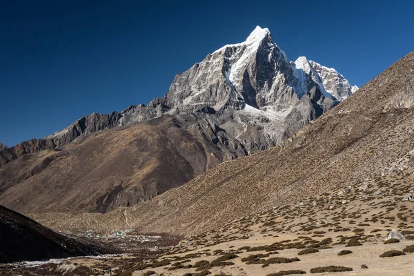 Taboche dağ tepe Dingboche Köyü, Everest bölgesi, N yukarıda — Stok fotoğraf