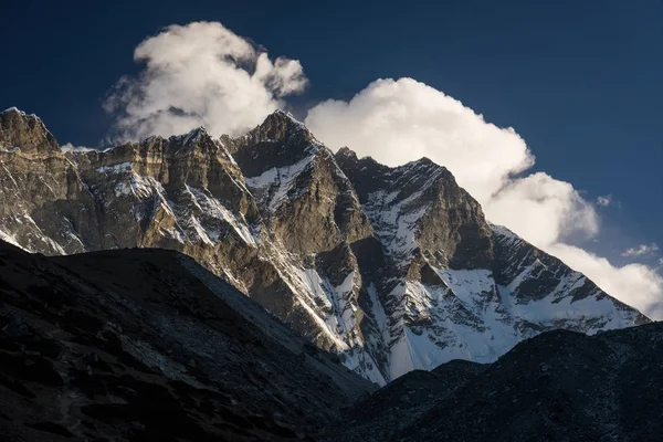 Pico da montanha Lhotse em uma manhã, região do Everest, Nepal — Fotografia de Stock