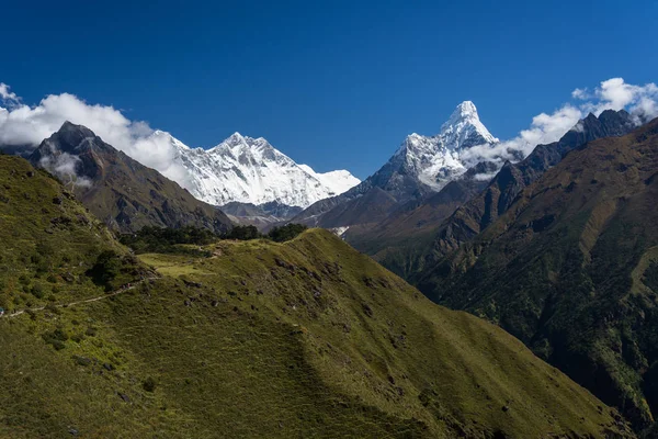 Everest, Lhotse i Ama Dablam szczyt w Himalajach zakresie, — Zdjęcie stockowe