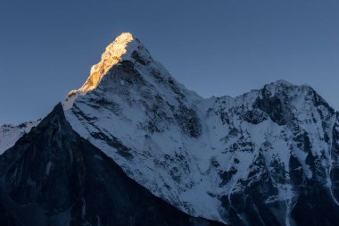 Ama Dablam dağın zirvesinde gündoğumu Chukung Ri, Everest reg üzerinden