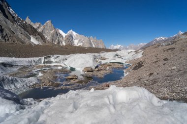 K2 trekking bölgesi, Pakistan Karakurum Dağları manzaraya