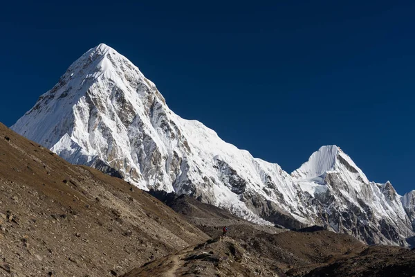 Pumori pico de montaña, región del Everest, Nepal — Foto de Stock