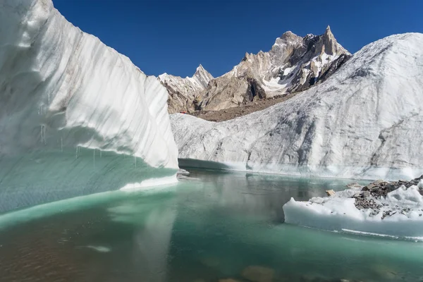 Baltoro Buzulu, K2 içinde küçük göl trek, Karakurum aralığında, Pak