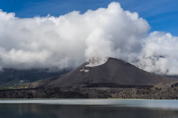 インドネシア, ロンボク島におけるリンジャニ火山山 — ストック写真