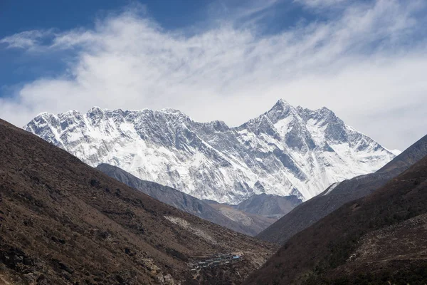 Paesaggio montano dell'Himalaya nella regione dell'Everest, Nepal — Foto Stock