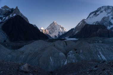K2 dağın zirvesinde gündoğumu, dünyanın ikinci highes dağ