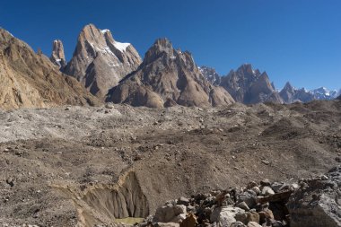 Trango Kulesi aile Karakurum aralığında, K2 trek, Pakistan