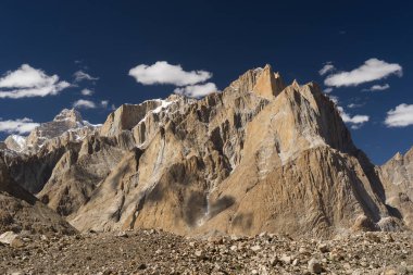 Cliff Khobutse kampında, K büyük Trango Kulesi ve katedral kule
