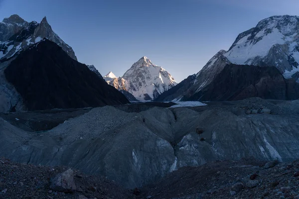 K2 dağın zirvesinde gündoğumu, dünyanın ikinci highes dağ
