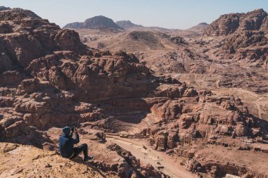 Turist, Petra an 'daki Roma tiyatrosunun tadını çıkarıyor.
