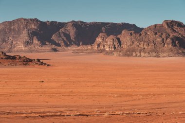 Wadi Rum Çölü, Ürdün 'de kırmızı kum ve kumtaşı çölü, Ara