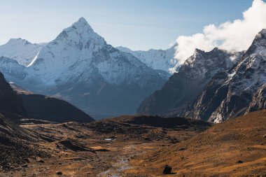 Ama Dablam dağı Everest bölgesindeki Chola geçidinden tepe manzarası,