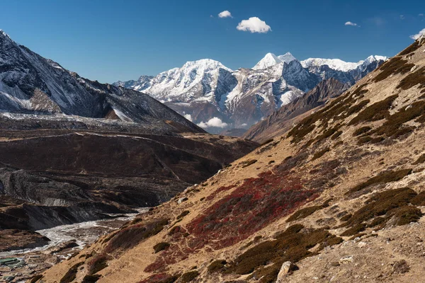 Beautiful landscape of Himalaya mountain view from Chukung Ri vi — ストック写真