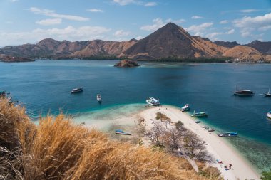 Flores Adası 'ndaki Kelor Adası' nın Komodo Ulusal Parkı 'nın en iyi manzarası., 