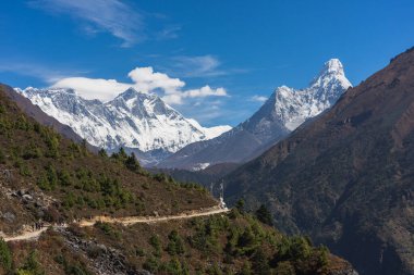 Himalaya dağlarındaki Everest Ana Kampı 'na giden patika, Nepal.