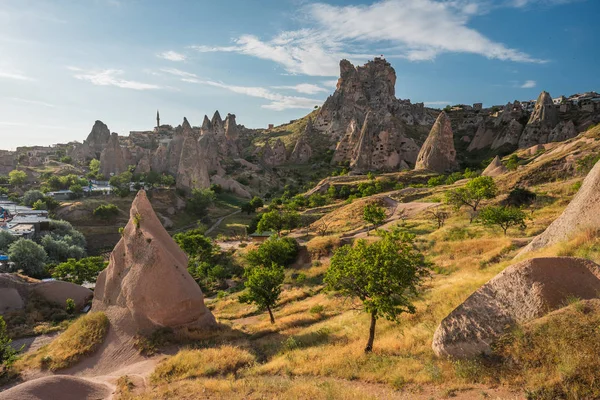 Hermosa mañana en el castillo de Uchisar en la temporada de verano, central An — Foto de Stock