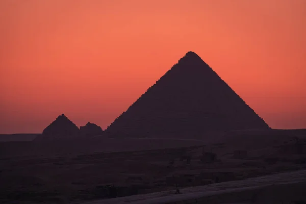 Pyramiden av Menkaure i Giza platå vid vacker solnedgång, Giza, C — Stockfoto