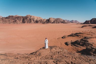 Wadi Rum Çölü 'nün güzel manzarası, Ürdün' ün güneyinde kızıl çöl, Arap, Asya