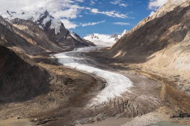 Drung Buzulu, Zanskar Vadisi, Ladakh, Kuzey Hindistan, Asya 'daki en uzun buzuldur.