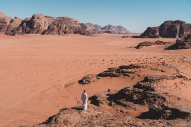Wadi Rum Çölü 'nün tepesinde Ürdün, Arap, Asya' da bir adam duruyor.
