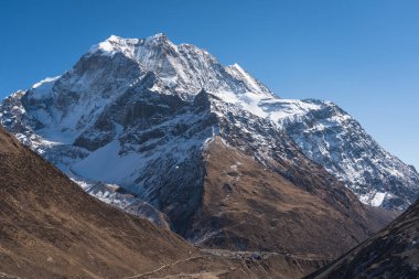 Samdo zirvesi Manaslu 'daki Samdo köyünün arkasındaki Nepal, Asya' daki Himalaya dağ sırası.