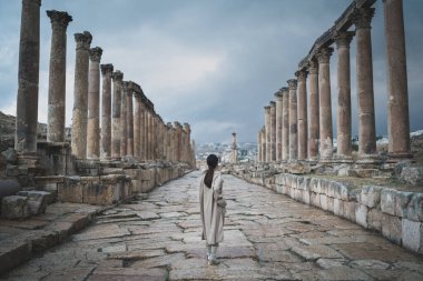Jerash harabelerinde ve Amman, Ürdün, Arap, Asya 'nın orta doğusunda antik bir şehirde duran bir kadın.