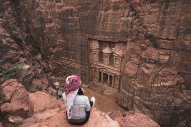 Petra 'da Hazine önünde oturan turist harabe ve Ürdün, Arap, Asya' da antik şehir