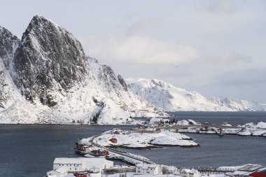 Kış mevsiminde Lofoten balıkçı köyünün güzel manzarası Norveç, İskandinavya, Avrupa