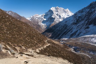 Manaslu çevre yolunda Larkya 'ya giden yol, Nepal, Asya' daki Himalaya sıradağları.