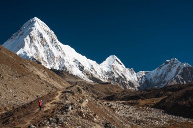 Nepal, Asya 'daki Himalaya dağ sırasındaki Everest ana kampına giden yol.