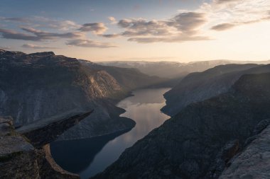 Trolltunga 'da güzel bir gün batımı Odda, Norveç, İskandinavya, Avrupa' da ünlü yürüyüş patikası.