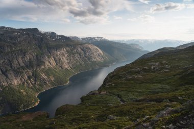 Güzel dağ ve fiyort Trolltunga, Odda, Norveç, İskandinavya, Avrupa 'ya kadar uzanıyor.