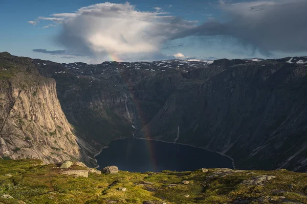 挪威西部敖达 欧洲斯堪的纳维亚特罗尔通加远足小径峡湾上方的彩虹 — 图库照片