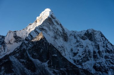 Ama Dablam dağının zirvesi, Everest bölgesindeki Chukung Ri bakış açısından, Himalaya, Nepal, Asya
