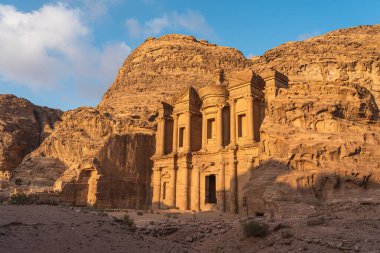 Petra 'daki manastır veya Ad Deir harabesi ve günbatımında antik UNESCO dünya mirası sahası, Ürdün, Arap, Asya