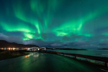 Kuzey ışığı veya Aurora borealis Lofoten Adası, Norveç, İskandinavya, Avrupa 'daki Fredvang köyü üzerinde