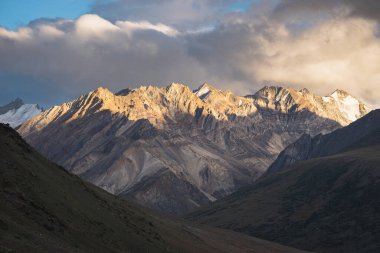 Gün batımında Zanskar Vadisi 'nde kar dağı, Ladakh bölgesi, Kuzey Hindistan, Asya