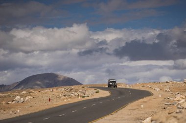 Lamayuru 'ya giden yol Leh' te, Ladakh bölgesinde, Asya 'da.