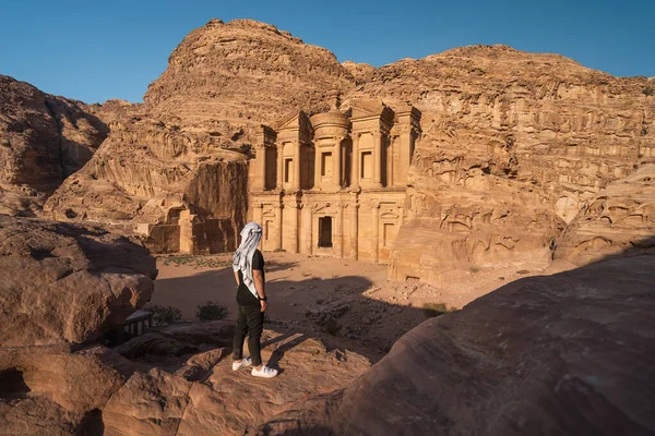 Petra 'daki Manastır ya da Ad Deir' in önünde duran bir adam harabe ve Ürdün 'deki antik şehir, Unesco dünya mirası bölgesi, Asya