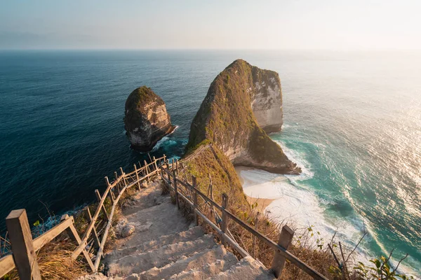아시아 인도네시아의 해변까지 내려가다 — 스톡 사진