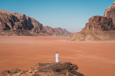 Wadi Rum Çölü, Ürdün, Arap, Asya 'da tepenin üstünde duran bir adam.