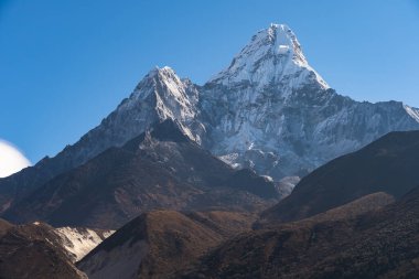 Ama Dablam dağ zirvesi, Everest bölgesindeki en ünlü tepe, Nepal, Asya 'daki Himalaya dağ sırası.
