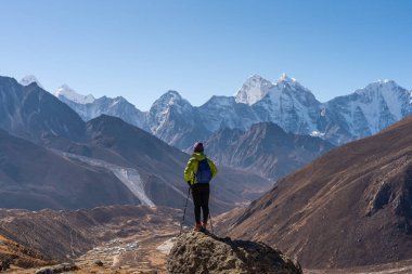 Nepal, Asya 'da, Everest bölgesinde Himalaya dağ sırasının önünde duran bir yürüyüşçü.
