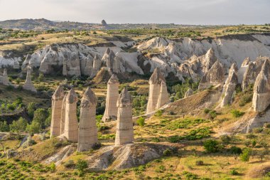 Yaz mevsiminde Aşk Vadisi, Kapadokya 'daki Goreme kasabası, Orta Anadolu, Türkiye, Asya