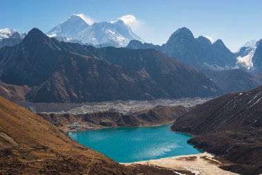 Renjo la pass 'tan Gokyo gölü manzarası, Nepal, Asya' daki Everest ana kampı yürüyüş rotası.