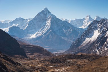 Ama Dablam dağ zirvesi manzarası Chola geçidi Everest ana kamp yürüyüş rotası Himalaya dağ sırası Nepal, Asya
