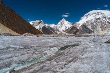 K2 ve Broadpeak manzarası Ali kampı, K2 ana kamp yürüyüşü, Karakoram dağ sırası Gilgit Baltistan, Pakistan, Asya