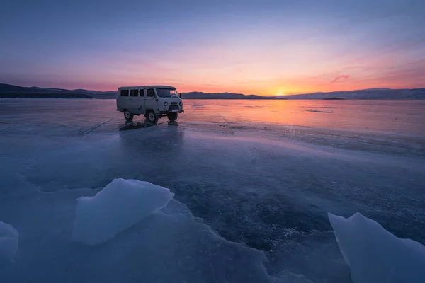 Russischer Van Auf Dem Gefrorenen Baikalsee Bei Sonnenuntergang Der Wintersaison — Stockfoto